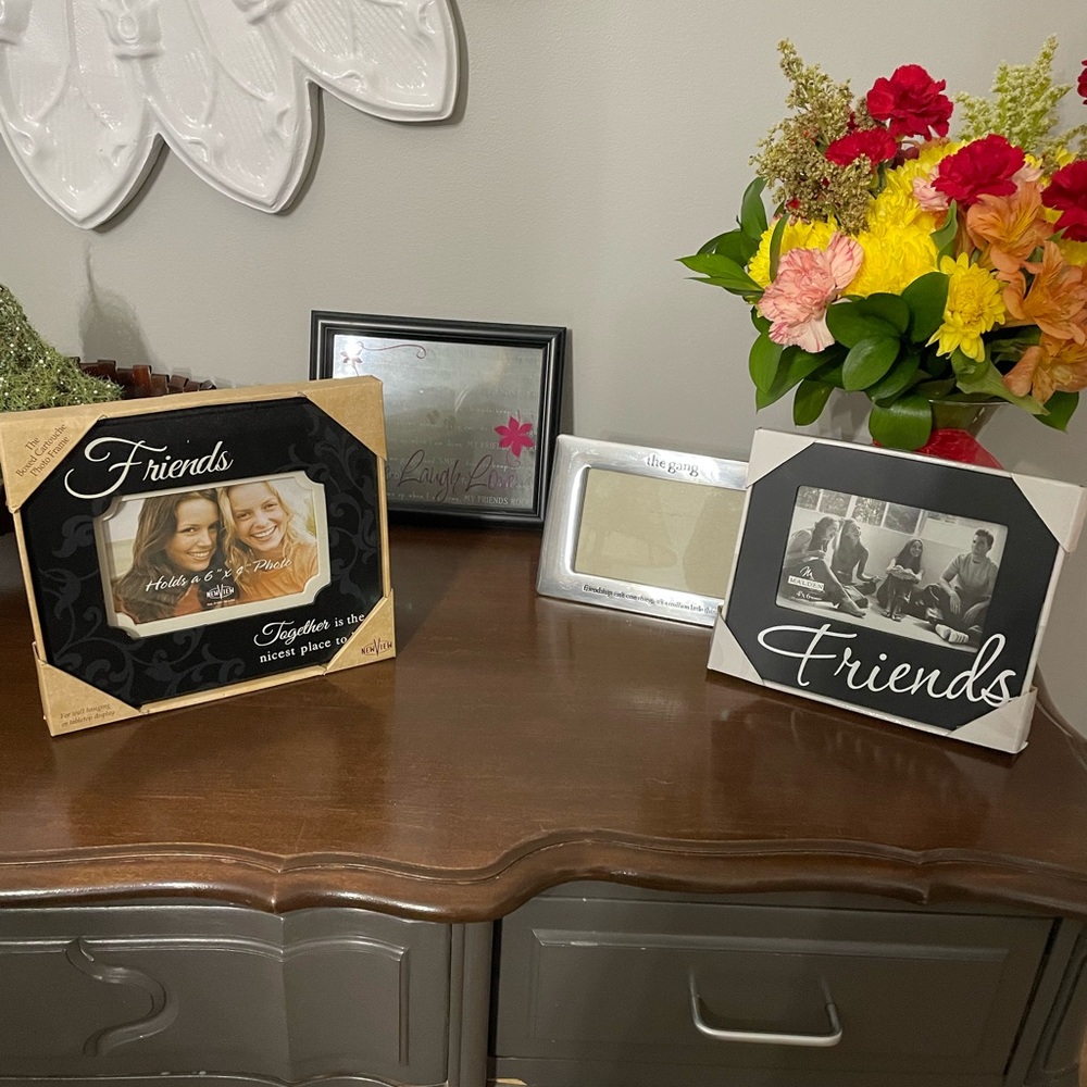 Set of 4 Friends 4” x 6” picture frames. 2 brand new.